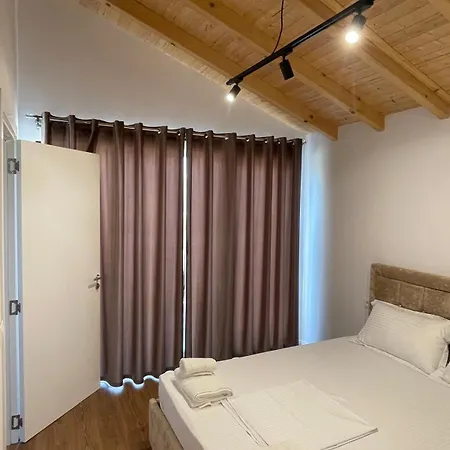 The Bungalow's فيلة